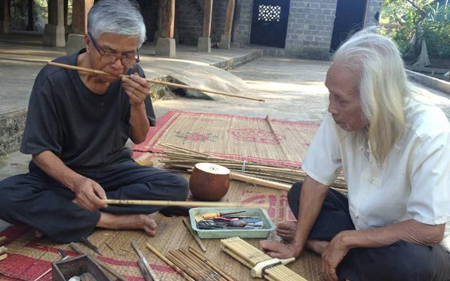 Nghệ nhân Lò Văn Biến (bên phải) cùng các nghệ nhân nghiên cứu chế tác khèn bè.